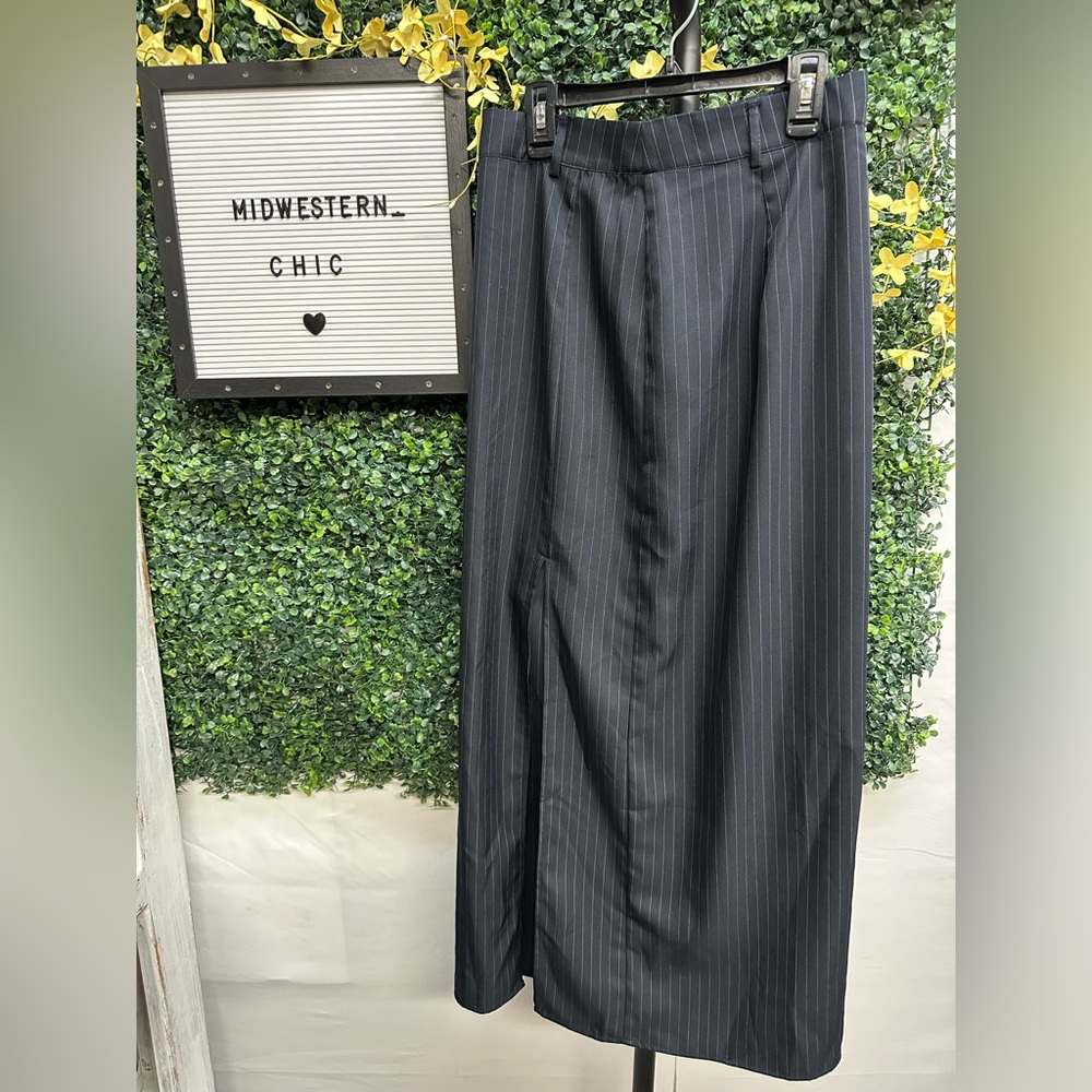(A92)EUC Cider | MIDI Navy striped skirt